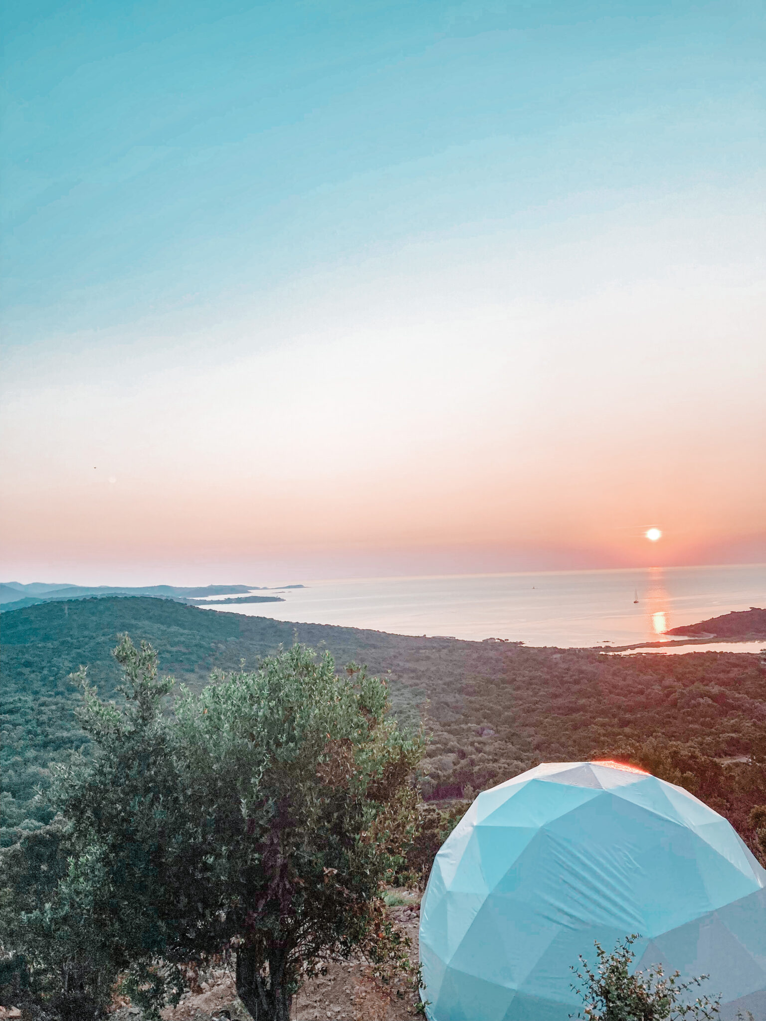Dôme géodésique en Corse du sud, hébergement insolite vue sur la mer